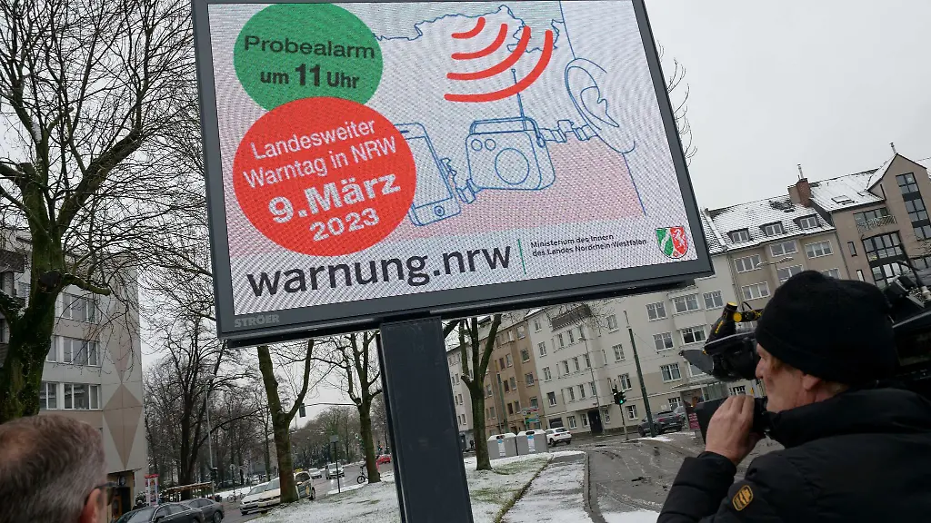 Im-Vorfeld-des-landesweiten-Warntages-ist-eine-digitale-Anzeigetafel-in-der-Innenstadt-von-Duesseldorf-zu-sehen