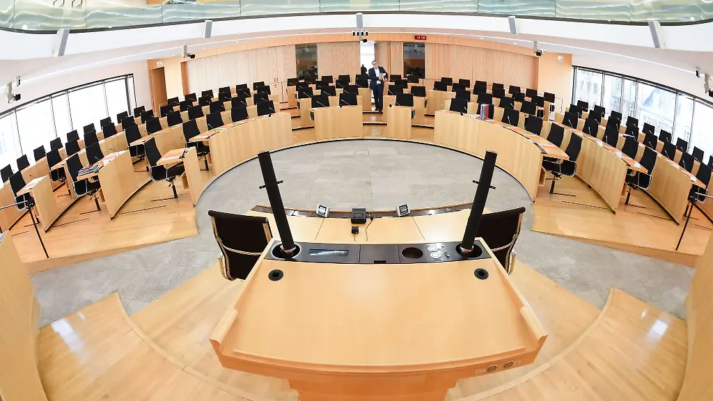 Noch-unbesetzt-sind-die-Abgeordnetenplaetze-und-das-Rednerpult-im-Plenarsaal-des-hessischen-Landtags-vor-Beginn-der-Plenarsitzung