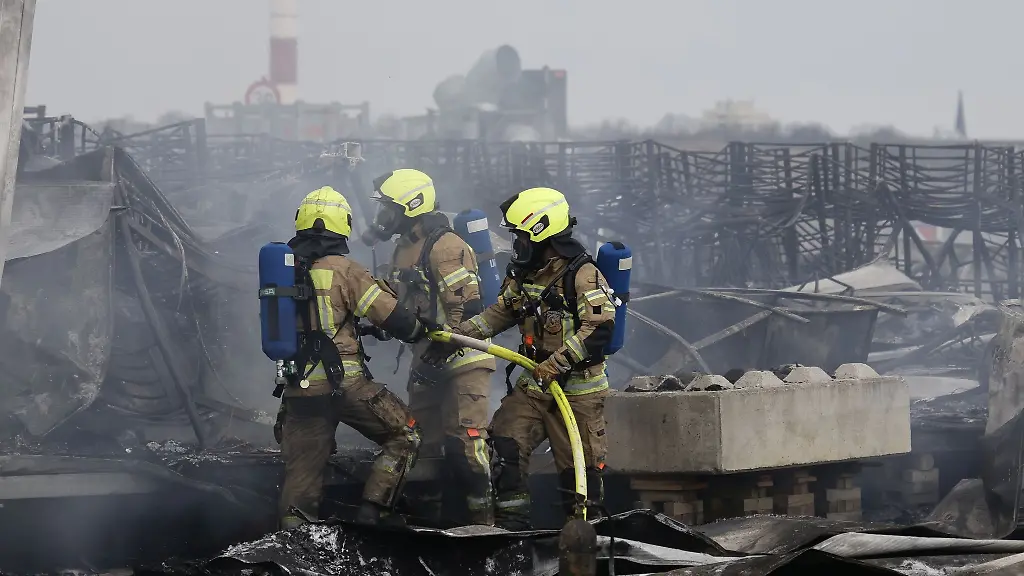 Die-Feuerwehr-loescht-die-Brandstelle-bei-Fluechtlingsunterkunft-am-ehemaligen-Flughafen-Tegel