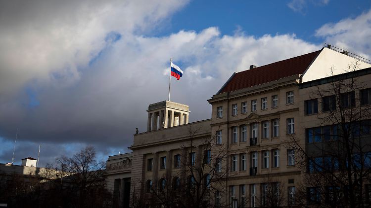 Vom Jahresende an dürfe Russland nur noch die Botschaft in Berlin und ein weiteres von bislang fünf Generalkonsulaten betreiben.