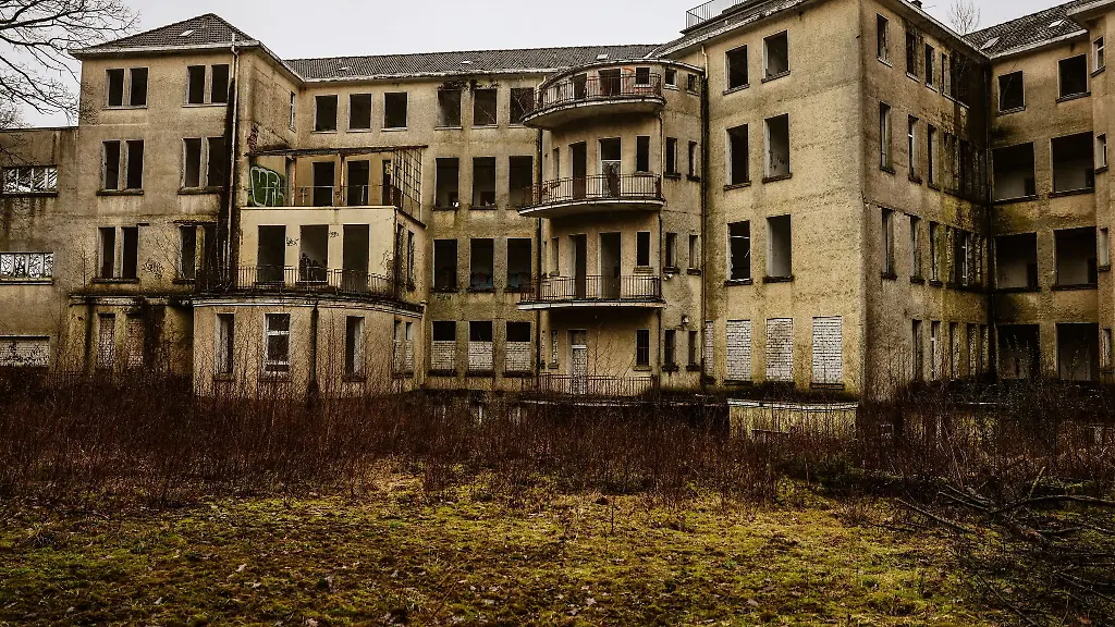 Das-Hauptgebaeude-auf-dem-Gelaende-der-ehemaligen-Klinik-Aprath