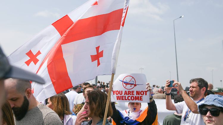 "Nicht willkommen": Menschen in Georgien protestieren gegen die Wiederaufnahme von Direktflügen zwischen Russland und dem Kaukasus-Land.