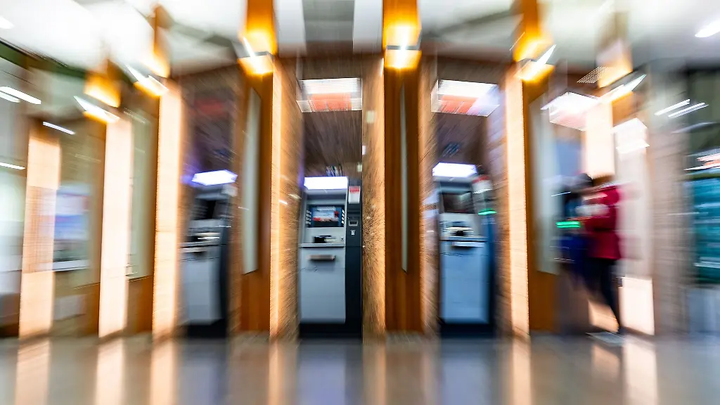 Blick-auf-Bankautomaten-waehrend-eines-Pressetermins-ueber-Massnahmen-gegen-Geldautomatensprengungen