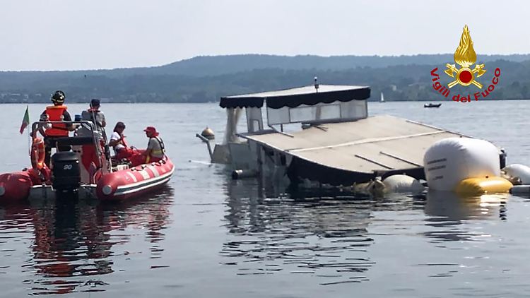 Am Dienstag zog die Feuerwehr das Boot aus dem Wasser.