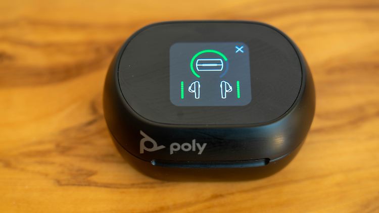Die Poly Voyager 60+ UC haben auf der Ladebox einen Touchscreen.