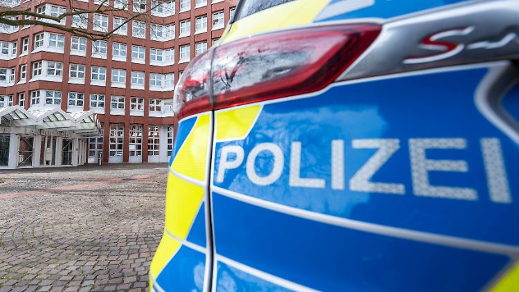 Ein Polizeifahrzeug steht vor dem Gebäude des Landgerichts Münster.