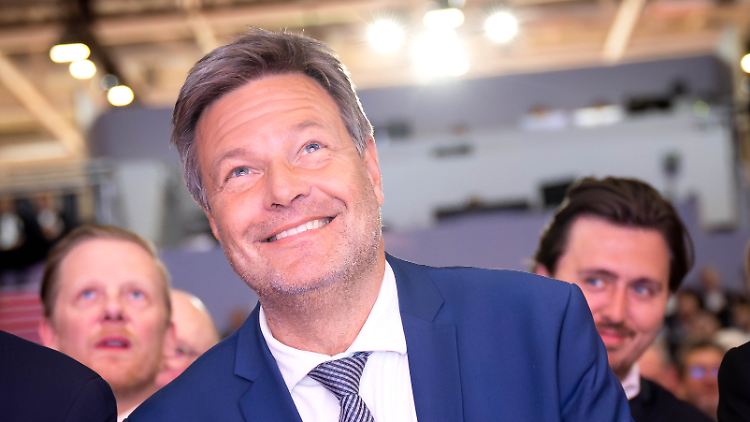 Beim Sparkassentag war Wirtschaftsminister Habeck deutlich besser gelaunt als zuletzt. Das könnte auch am Gespräch der Ampel-Vertreter am Vorabend gelegen haben. 