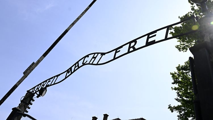 Den zynischen Schriftzug lasen hunderttausende Menschen, bevor sie im Vernichtungslager Auschwitz den Tod fanden. 