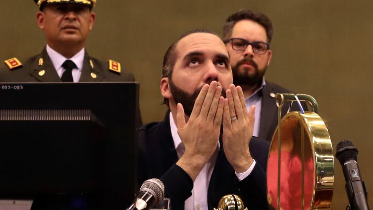 Nayib Bukele, betend