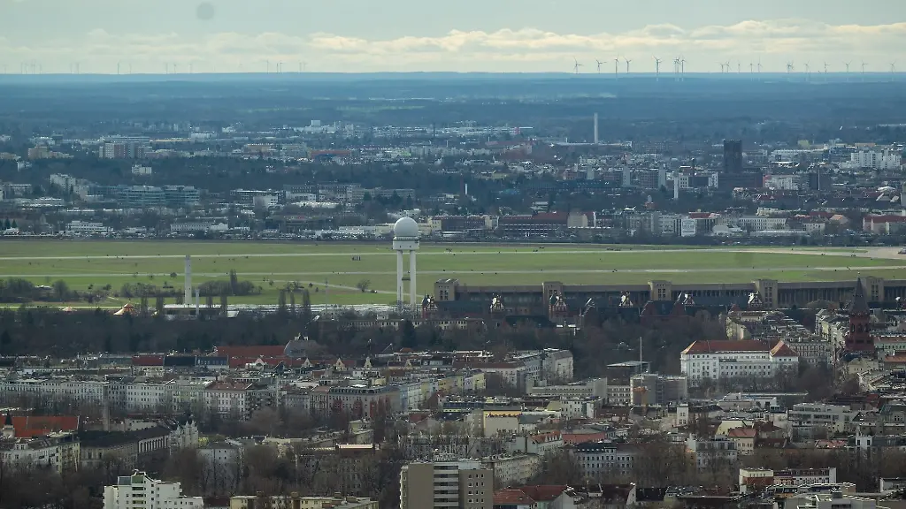 Blick-auf-von-dichter-Bebauung-umrandete-Tempelhofer-Feld
