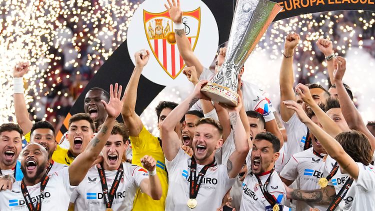 Der Pokal Europa-League-Pokal geht erneut nach Andalusien.