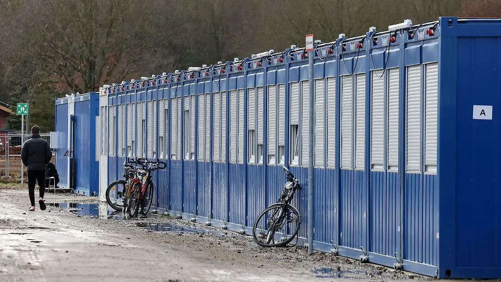 Die-Fluechtlingsunterkunft-mit-250-Plaetzen-in-einem-Containerdorf
