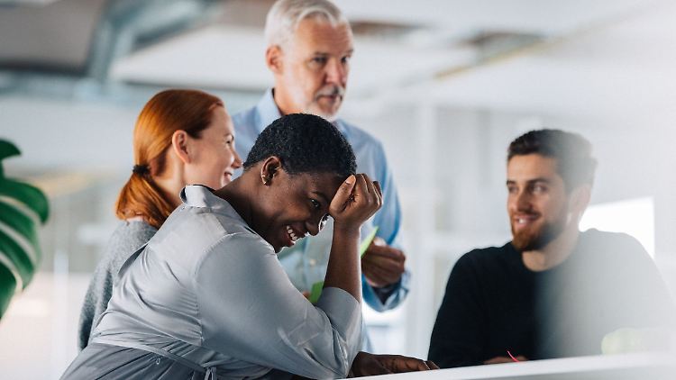Kein Grund im Boden zu versinken: Kleinere Missgeschicke im Job sind womöglich erstmal unangenehm, oft aber auch schnell wieder vergessen.