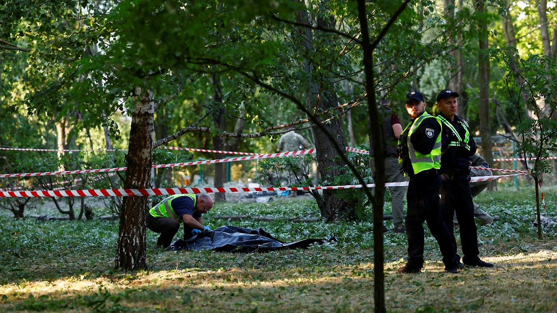 Drei Menschen starben in Kiew durch russische Raketenbeschüsse.
