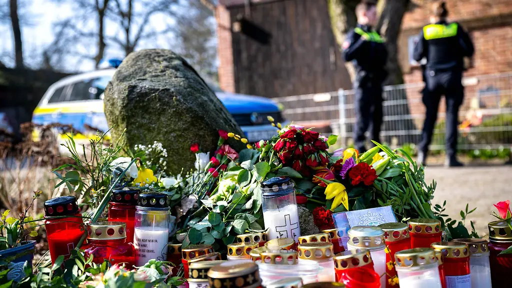 Blumen-und-Kerzen-vor-einem-Einfamilienhaus