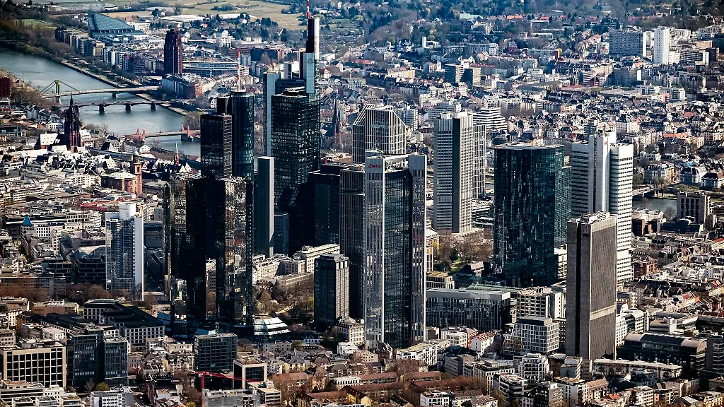 Die-Innenstadt-von-Frankfurt-am-Main-mit-dem-Bankenviertel