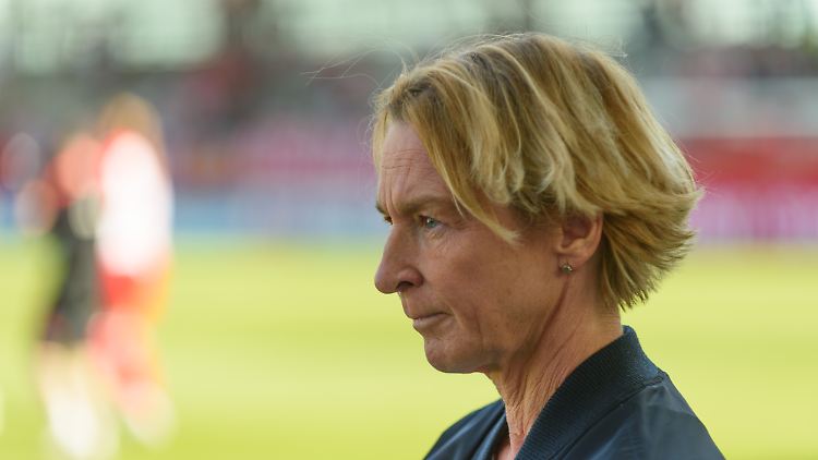 Bundestrainerin Martina Voss-Tecklenburg muss jetzt umplanen.