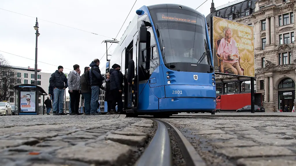 Eine-Tram-Bahn-steht-in-der-Muenchner-Innensstadt