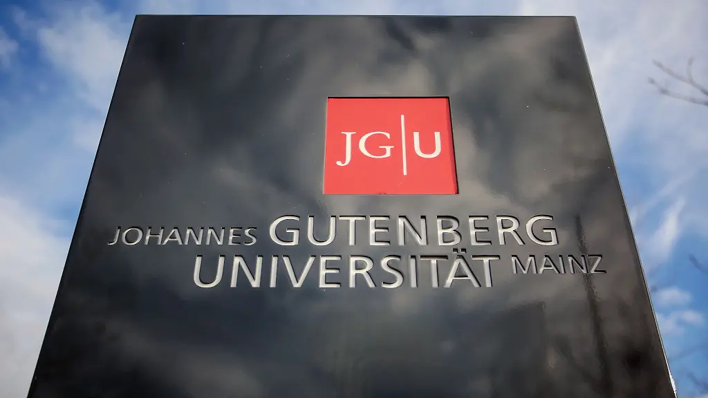 Das-Eingangsschild-der-Mainzer-Universitaet-auf-dem-Campus-der-Johannes-Gutenberg-Universitaet