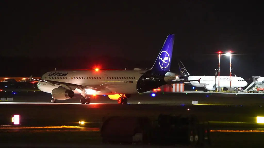 Flugzeuge-der-Lufthansa-stehen-auf-dem-Vorfeld-des-Hamburger-Flughafens