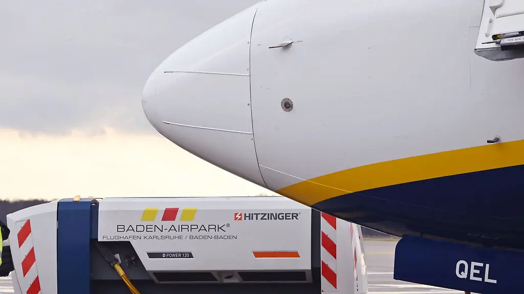 Eine-Ryanair-Maschine-vom-Typ-Boeing-737-800-steht-auf-dem-Flughafen-Karlsruhe-Baden-Baden