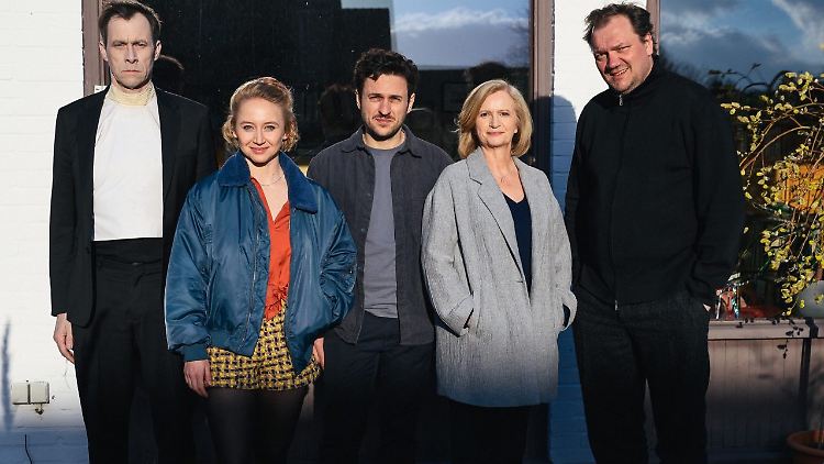 Mark Hosemann, Anna Maria Mühe, Dimitrij Schaad, Johanna Gastdorf und Regisseur Charly Hübner (v.l.) bei Drehstart.