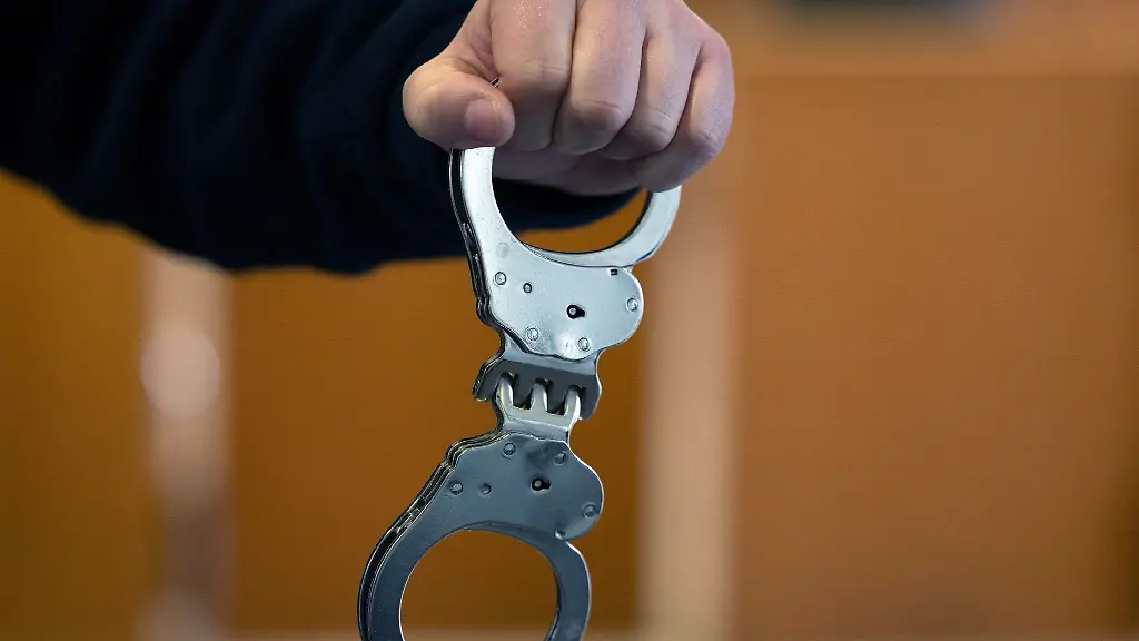 Eine-Hand-haelt-Handschellen