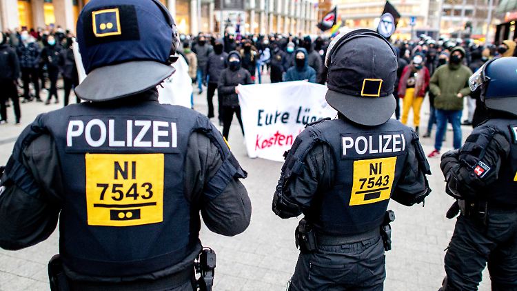 Laut niedersächsischem Verfassungsschutz bildete sich im Zuge der Corona-Proteste eine "Mischszene" von Demokratiefeinden. 