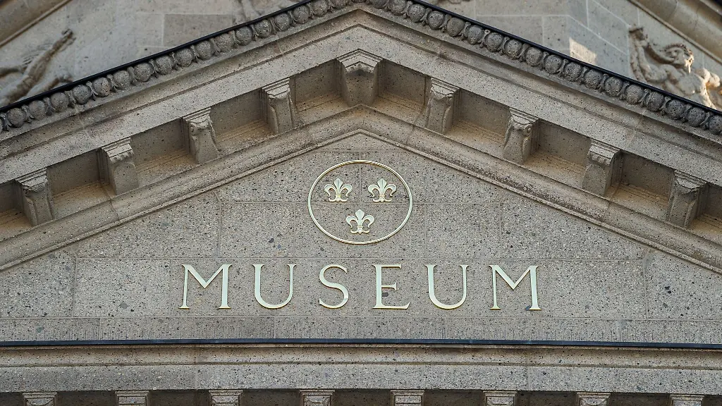 Der-Schriftzug-Museum-steht-ueberhalb-des-Eingangsbereichs-des-Landesmuseums-Wiesbaden