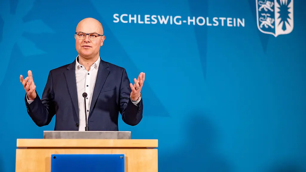 Tobias-Goldschmidt-Buendnis90-DieGruenen-Minister-fuer-Energiewende-Klimaschutz-Umwelt-und-Natur-des-Landes-Schleswig-Holstein-spricht-bei-einer-Pressekonferenz-im-Landeshaus