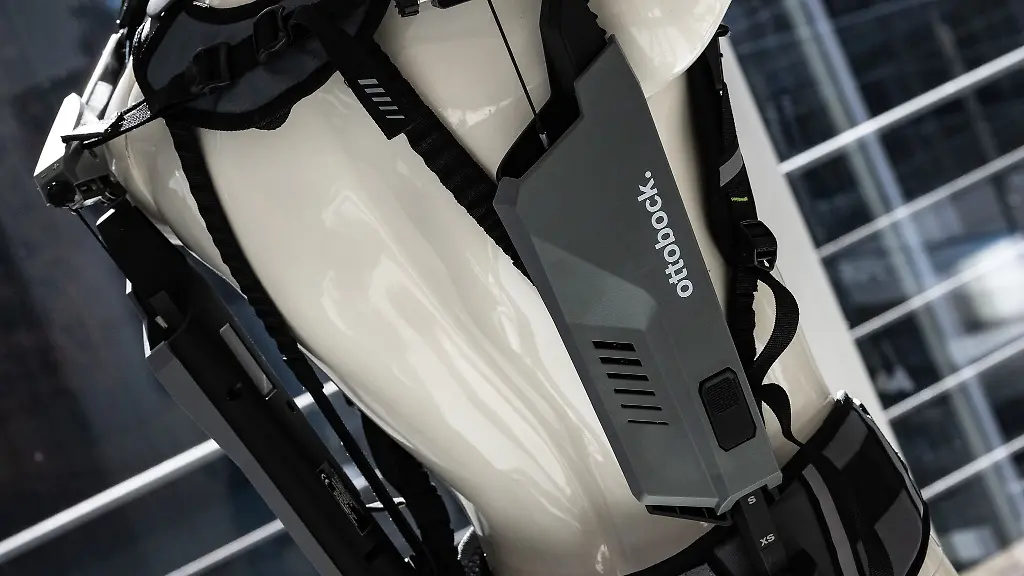 Ein-Ueberkopfanzug-Exoskelett-ist-im-Showroom-am-Firmensitz-vom-Orthopaedietechnikhersteller-Ottobock-zu-sehen