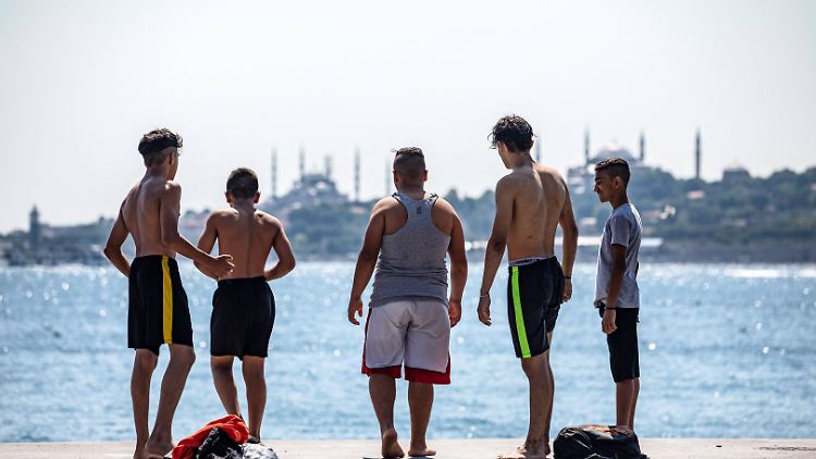 Viele Teenager würden gerne woanders hin - wenn sich die Möglichkeit bietet.