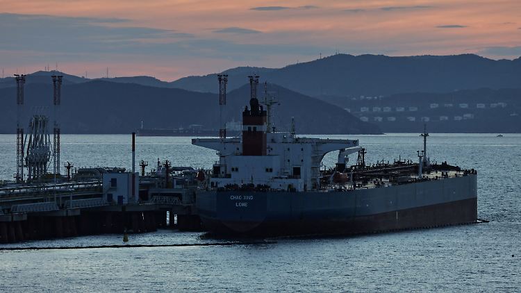Ein chinesischer Tanker liegt im russischen Hafen Kosmino.