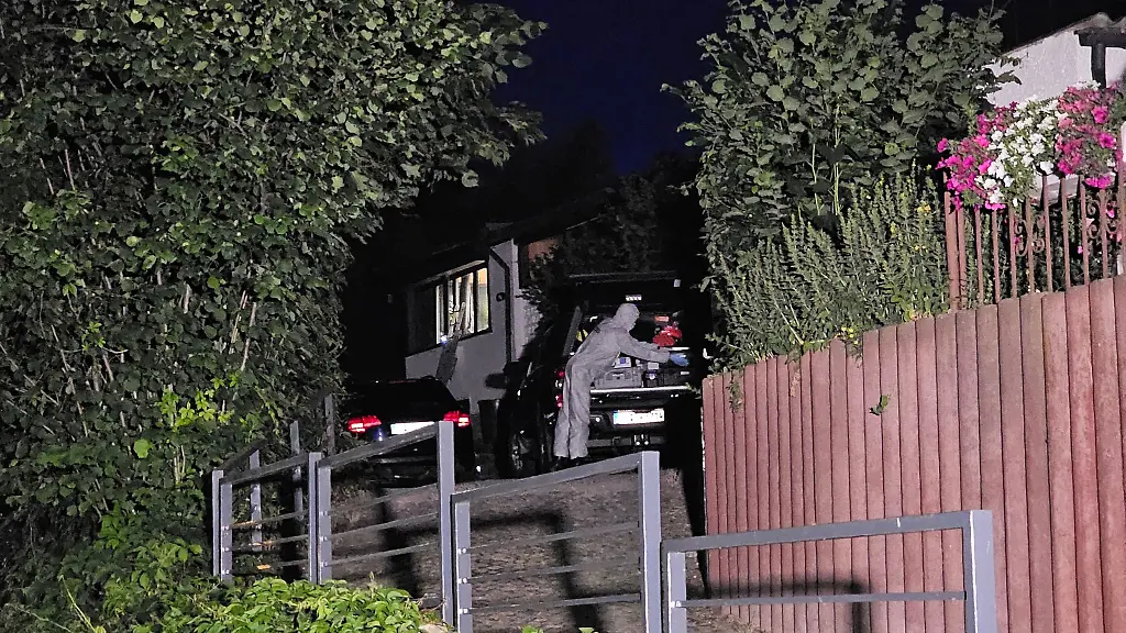 Kriminaltechniker-arbeiten-an-einem-Tatort