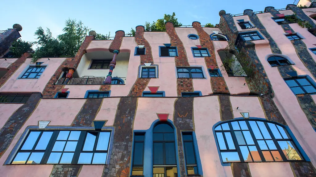 Unterschiedliche-Fenster-in-der-Fassade-der-Gruenen-Zitadelle