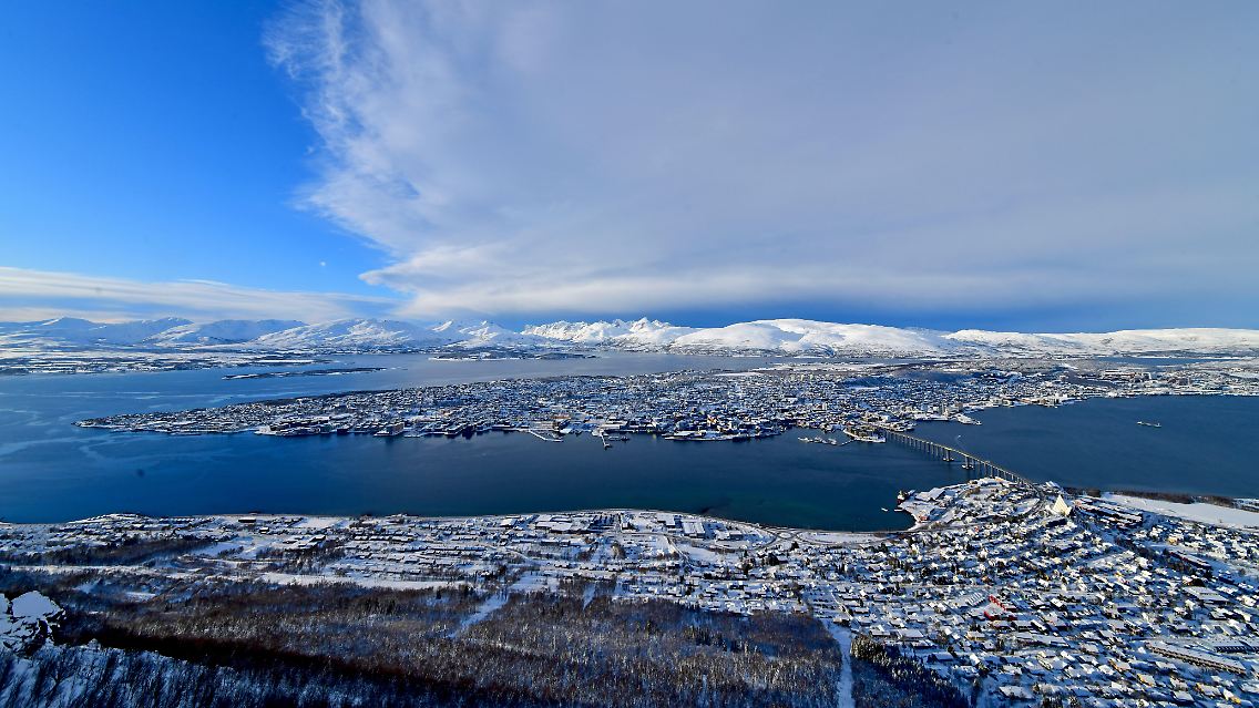 Blick auf die Hafenstadt Tromsö im März.
