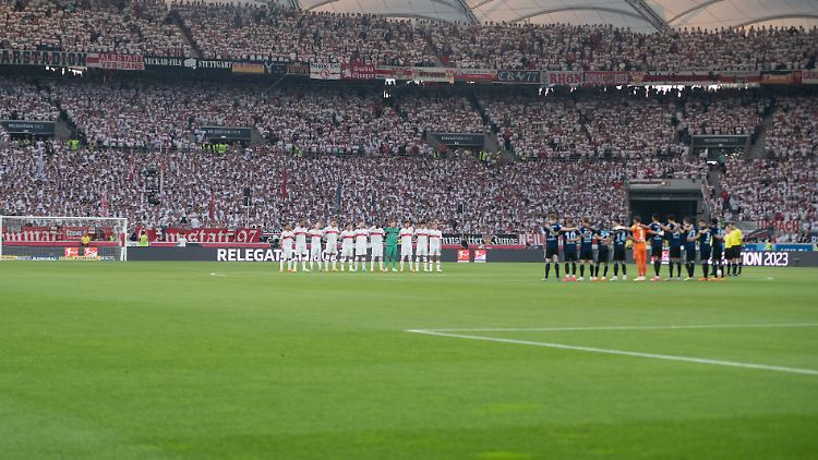 Der VfB Stuttgart gedenkt vor der Relegation zusammen mit dem HSV des getöteten Jugendfußballers. 