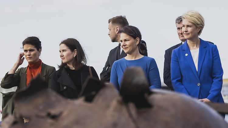 Annalena Baerbock (r.) möchte den "Schatz" Ostsee beschützen.