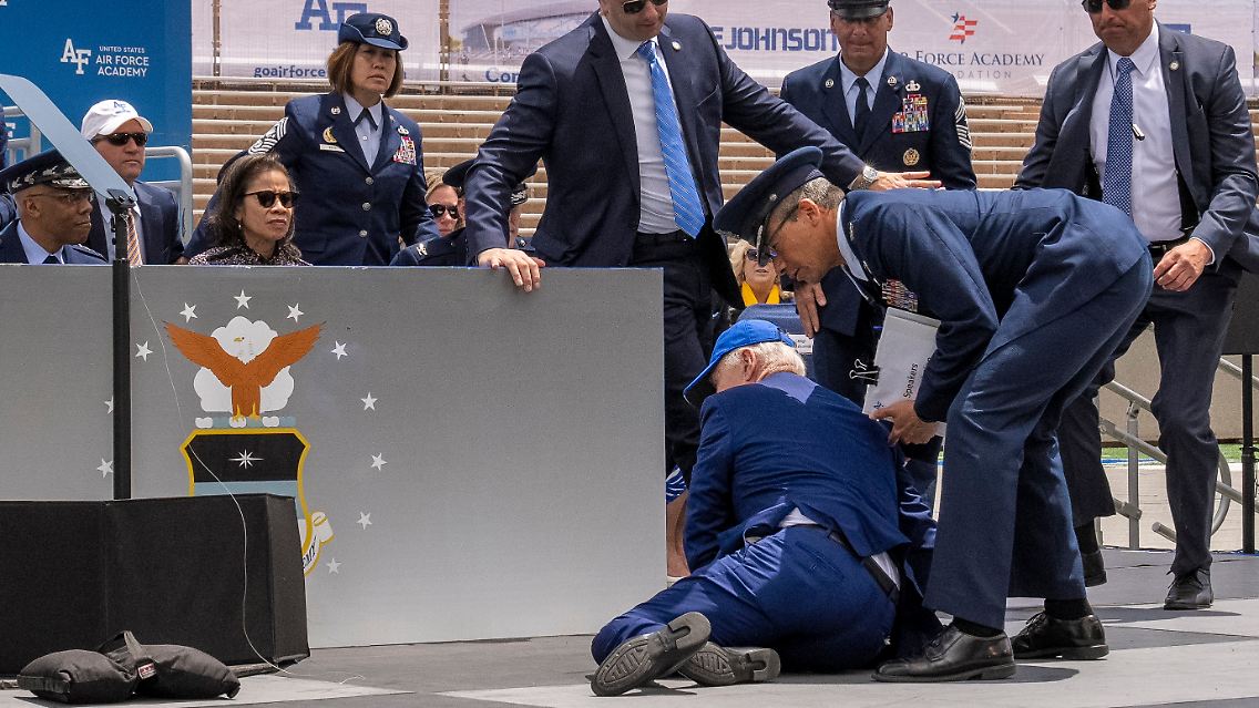 Links liegt ein Gegenstand, über den Biden offenbar gestolpert ist.