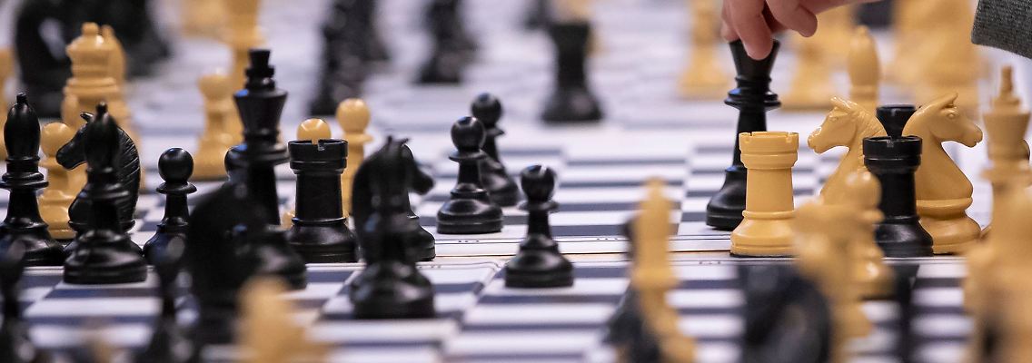 Teilnehmer eines Schachturniers spielen Schach.