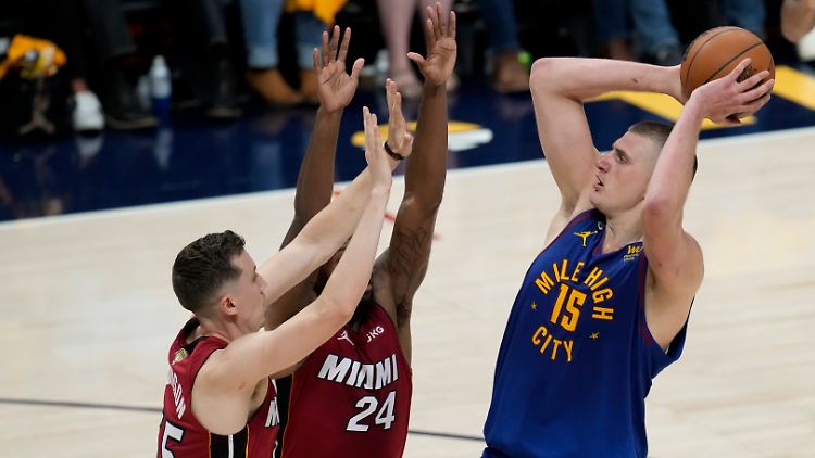 Legten stark los: die Nuggets um Star Nikola Jokic.