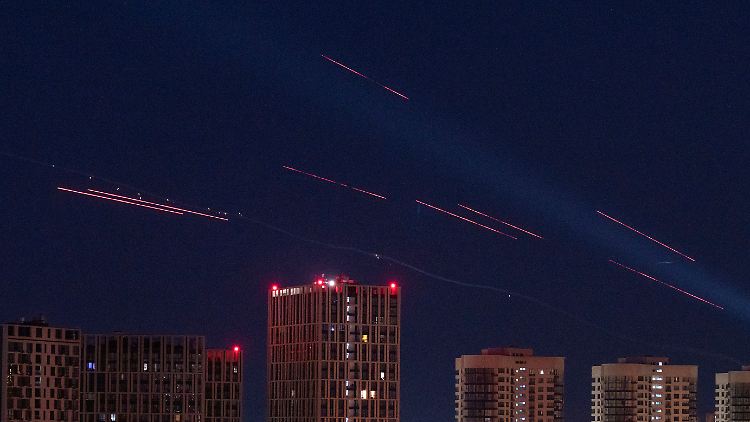 Russland greift die ukrainische Hauptstadt Kiew derzeit täglich mit Raketen und Drohnen an - das Bild zeigt die Luftabwehr am Dienstagmorgen.