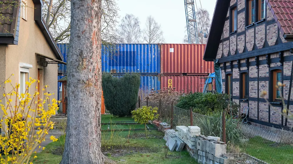 Eine-Schutzwsand-aus-Containern-ist-auf-dem-Grundstuecks-im-Ortsteil-Lehnitz-gebaut-auf-dem-in-mehr-als-fuenf-Metern-Tiefe-eine-Weltkriegsbombe-gefunden-wurde