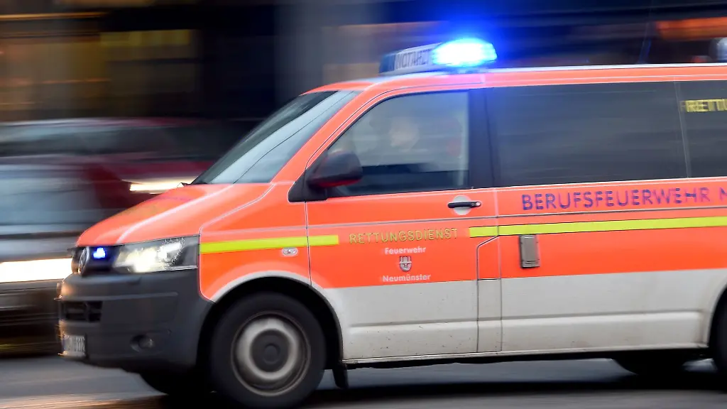 Ein-Notarzt-Einsatzwagen-vom-Rettungsdienst-der-Berufsfeuerwehr-faehrt-durch-die-Stadt