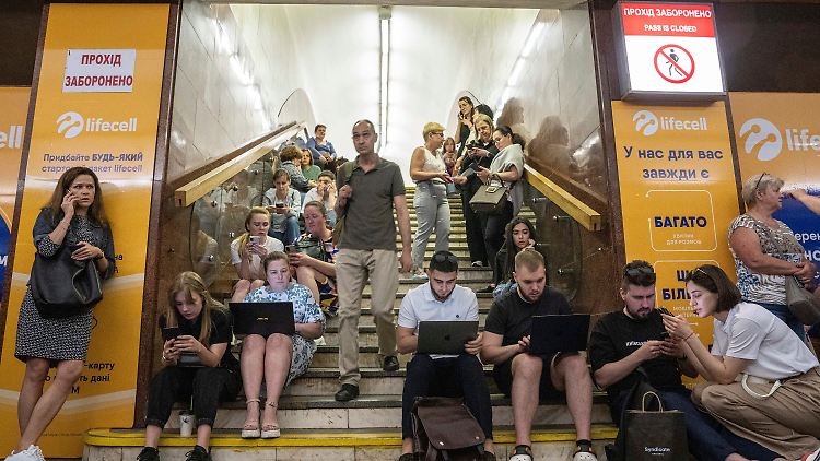 Die U-Bahnhöfe in Kiew, die fast alle als Luftschutzkeller dienen, sind wieder so voll wie schon lange nicht mehr.