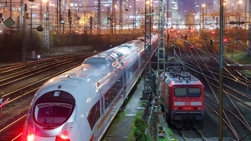 Ein-ICE-und-eine-Lokomotive-stehen-auf-dem-Gleisvorfeld-des-Hauptbahnhofs