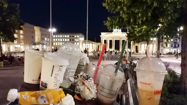 Gerade an Touristenhotspots sammelt sich massig Plastikmüll, z.B von Einwegbechern.