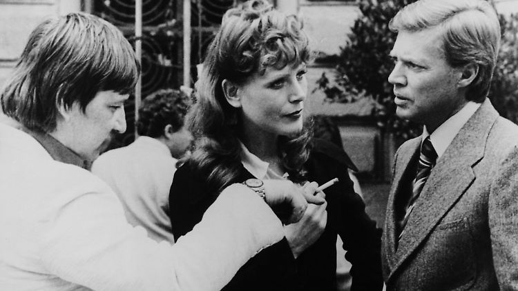 Carstensen zusammen mit Regisseur Rainer Werner Fassbinder (l.) und Schauspieler Karlheinz Böhm am Filmset von "Martha" 1974.