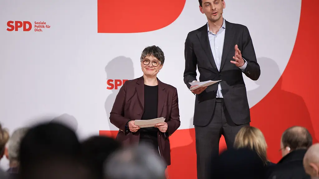 Nicola-Boecker-Giannini-SPD-und-Martin-Hikel-SPD-sprechen-waehrend-der-Vorstellungsrunde-Drei-Bewerberduos-fuer-den-Landesvorsitz-der-Berliner-SPD-stellen-sich-den-Mitgliedern-vor