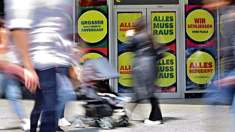 Experte Funder sieht vor allem den mittelpreisigen Textilbereich, Schuh- und Accessoires-Händler, aber auch den Online-Handel unter Druck.